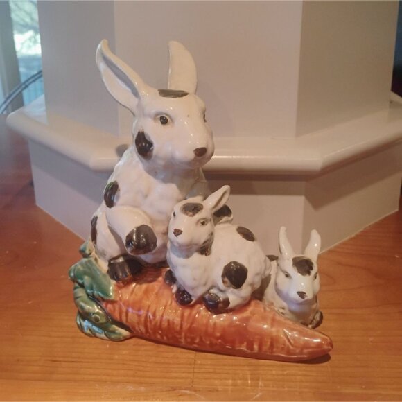 Large Vtg Majolica Pottery Easter Bunny Rabbits on a Carrot 9" x 9" - Picture 4 of 10